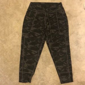 Fabletics Maj Pocket Pant in Camo